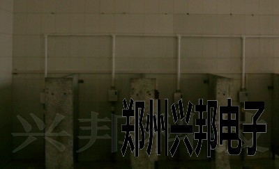 大便蹲位廁所節水器在河北任丘一中安裝現場(chǎng)