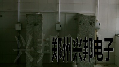大便蹲位廁所節水器在河北任丘一中安裝現場(chǎng)