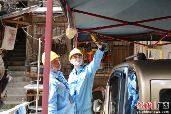 南方電網(wǎng)廣西柳州供電局工作人員在進(jìn)行用電安全檢查。謝耘 攝
