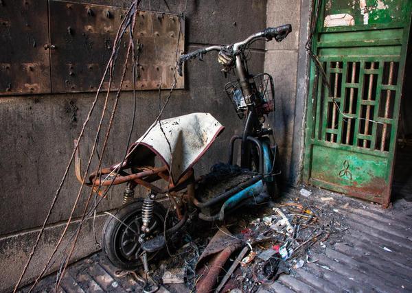 鄭州近4成火災由電氣引起，電動(dòng)車(chē)違規停放、充電，消防：重罰！