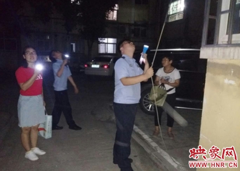 鞏義市新華路街道夜查電動(dòng)車(chē)違規充電行為