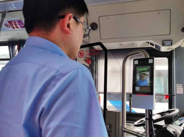 公交車(chē)用上人臉識別：刷臉測溫、無(wú)感通行，這樣的乘車(chē)體驗爆贊