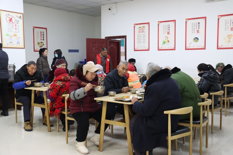 老年人吃飯。